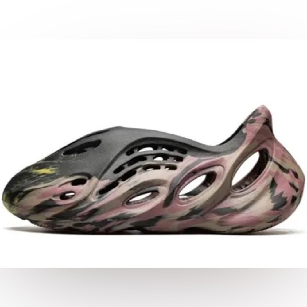 AUTHENTIC  YEEZY FOAM Runner RNNR MXCARBON Size 7 women’s